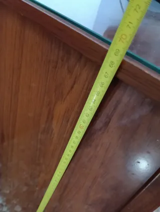 Juego de Mesitas de noche de madera y cómoda.