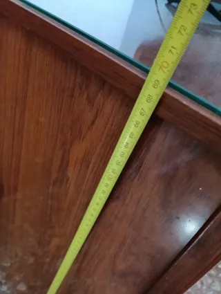 Juego de Mesitas de noche de madera y cómoda.