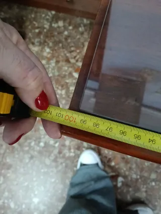 Juego de Mesitas de noche de madera y cómoda.