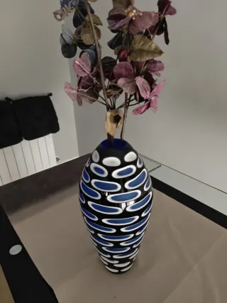 Jarrón de cristal azul y negro