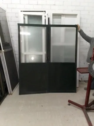 Puerta corredera de aluminio con cristal