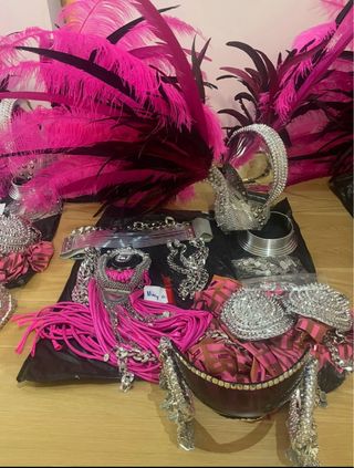 Disfraz disponibles 2 unidades: fucsia y rojo.