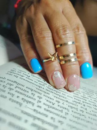 Uñas cejas pestañas y planchado de cabello