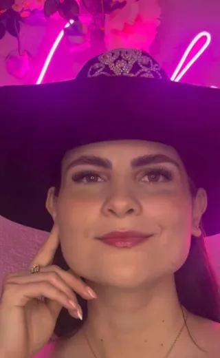 Uñas cejas pestañas y planchado de cabello