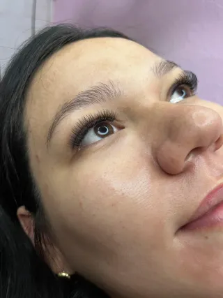 Uñas cejas pestañas y planchado de cabello