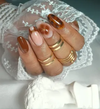 Uñas cejas pestañas y planchado de cabello