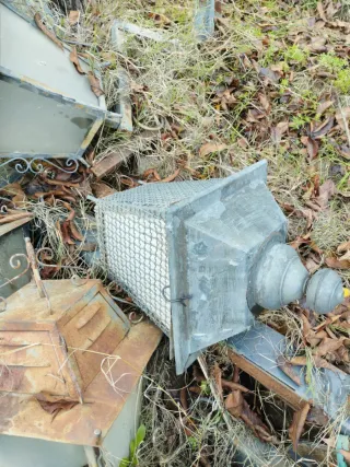 Farolas antiguas de metal y cristal