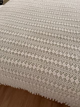 Colcha antigua de ganchillo blanca