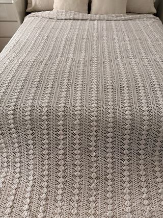 Colcha antigua de ganchillo blanca