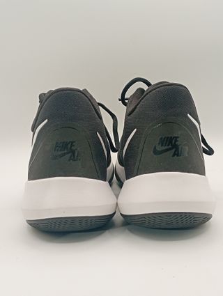 Zapatilla Nike Baloncesto negro y blanco