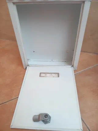 Buzón blanco con llave