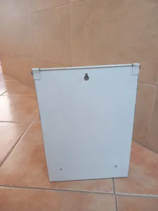 Buzón blanco con llave