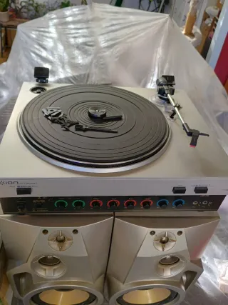 Tocadiscos ION, Amplificador y 90 Discos