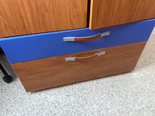 Armario de madera y azul con cajones no muy grande