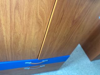 Armario de madera y azul con cajones no muy grande