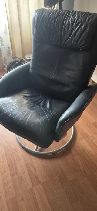 Butaca giratoria de piel negra Ikea