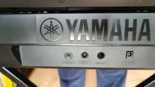 Teclado Piano Yamaha E273 patas incluidos.