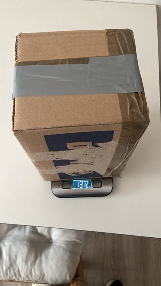 Caja de cartón con cinta adhesiva