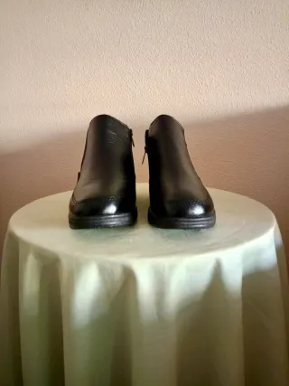 Botines negros con cremallera