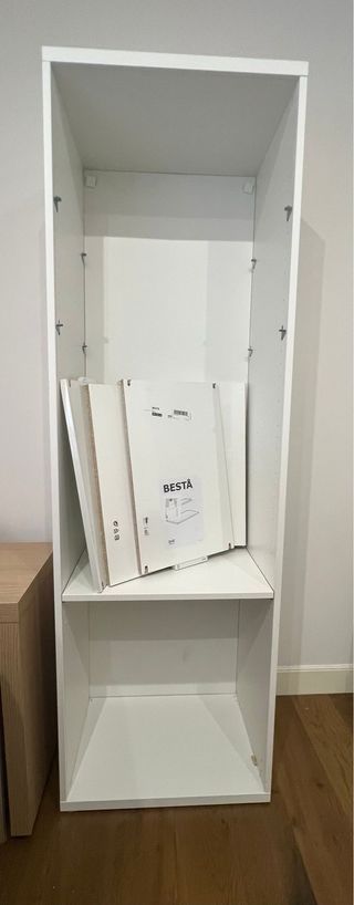 Estructura armario Ikea blanco con una balda.