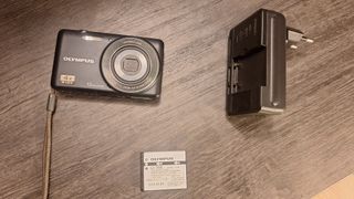 Olympus D-700 - Cámara Digital - Compacta  12.0 MP