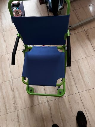 Silla salvaescaleras azul y verde