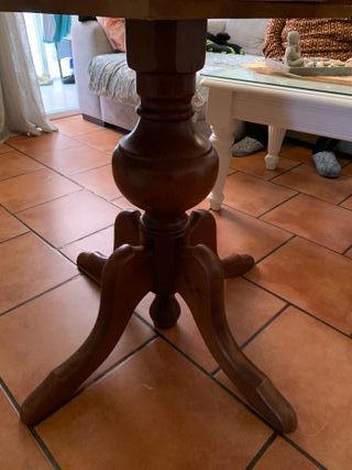 Mesa redonda de madera