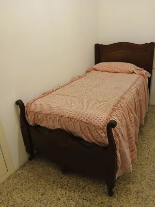 Cama individual antigua de madera