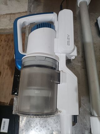 - Amazon Basics Aspiradora sin cable 2 en 1 de 3