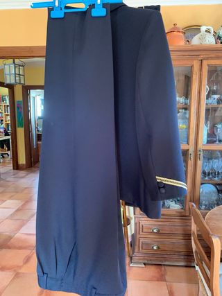 Traje de comunión azul con detalles dorados