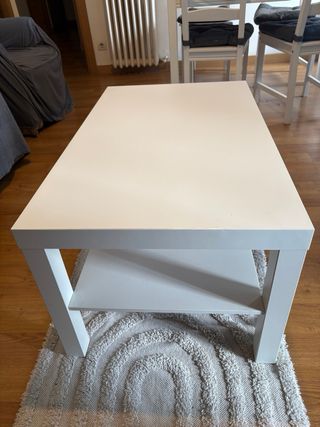 Mesa baja salón blanca madera Ikea con alfombra