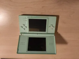 Nintendo DS Lite con custodia Pokémon Platino
