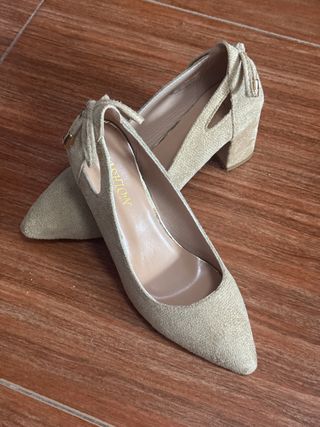 Zapatos de vestir beige con tacón