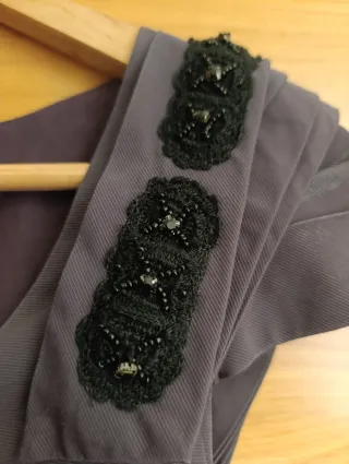 Vestido fiesta Tintoretto gris humo con lazo dorad