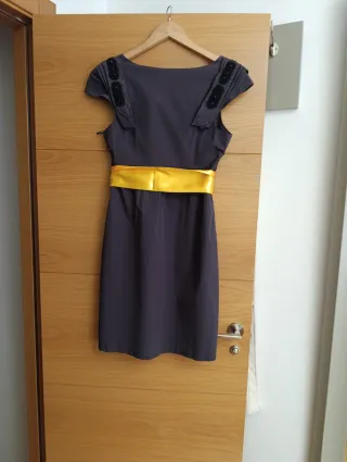 Vestido fiesta Tintoretto gris humo con lazo dorad