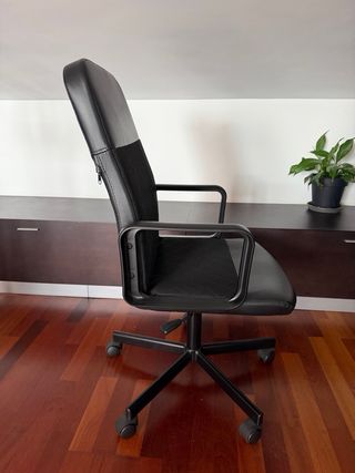 Escritorio madera oscuro con cajón y silla