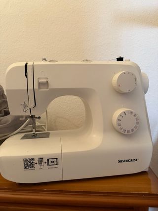 Máquina de coser SilverCrest blanca