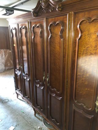 Armario de madera clásico