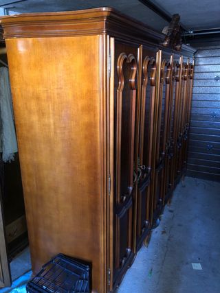 Armario de madera clásico