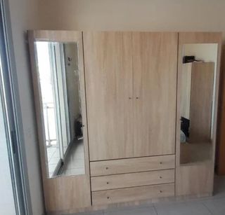 Armario de madera con espejo