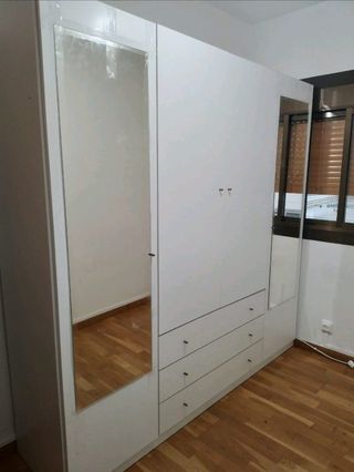 Armario de madera con espejo