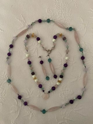 2 colares e brincos em pedras naturais diversas