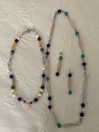 2 colares e brincos em pedras naturais diversas