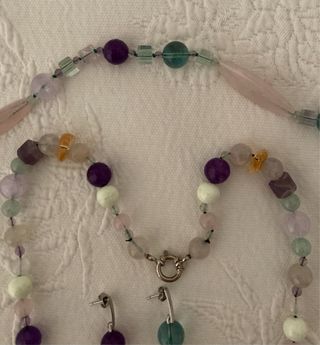 2 colares e brincos em pedras naturais diversas