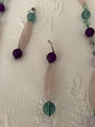 2 colares e brincos em pedras naturais diversas