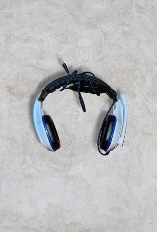 PS4 (PlayStation 4) Negra + Mando y Cascos