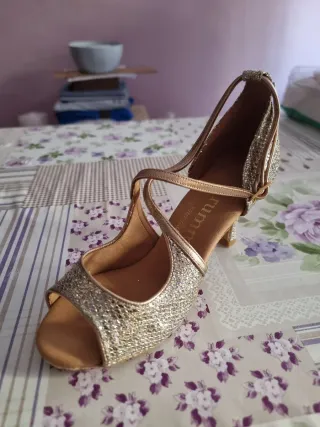 Zapatos de baile dorados a estrenar