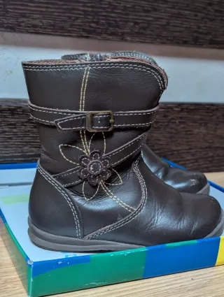 Botas de bebé marrones con flor