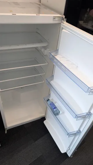 Nevera vertical plateada