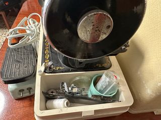 Máquina de Coser Alfa Negra y Dorada